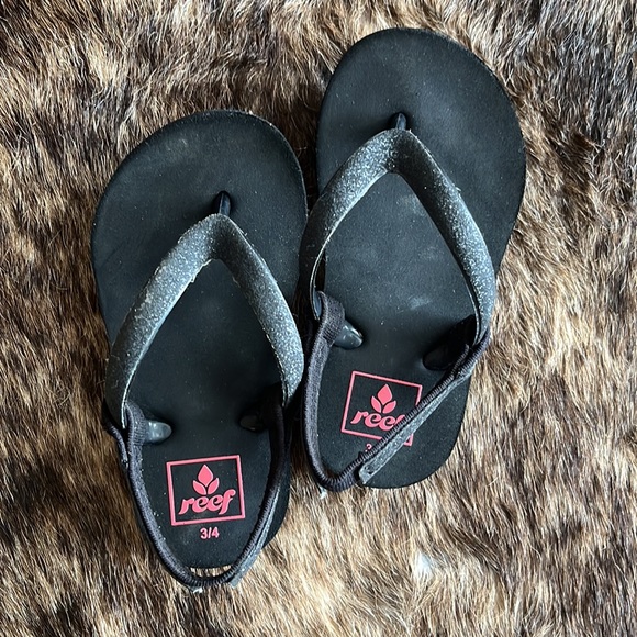 Reef toddler black glitter flip flops. - Picture 3 of 3